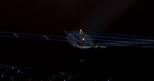 刘德华演唱会实录：表演滑跪失败，甄子丹舒淇任达华台下蹦迪