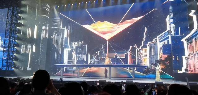 刘德华演唱会实录：表演滑跪失败，甄子丹舒淇任达华台下蹦迪