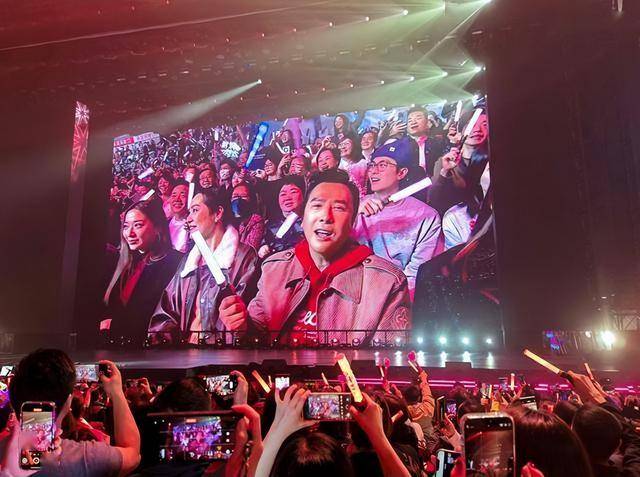 刘德华演唱会实录：表演滑跪失败，甄子丹舒淇任达华台下蹦迪