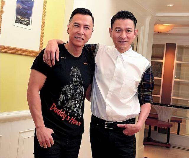 刘德华演唱会实录：表演滑跪失败，甄子丹舒淇任达华台下蹦迪