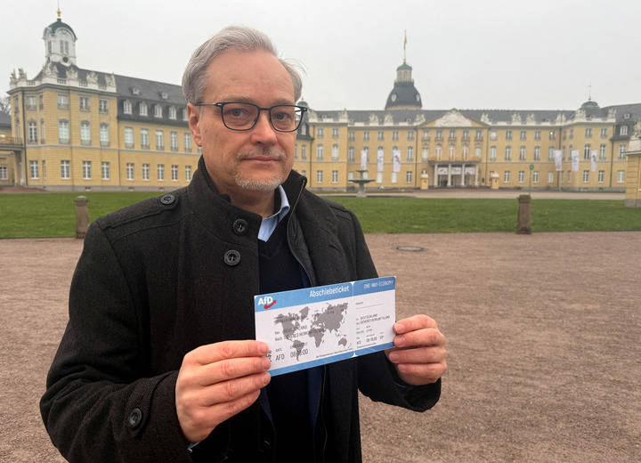 德国极右政党向移民散发“驱逐出境票”