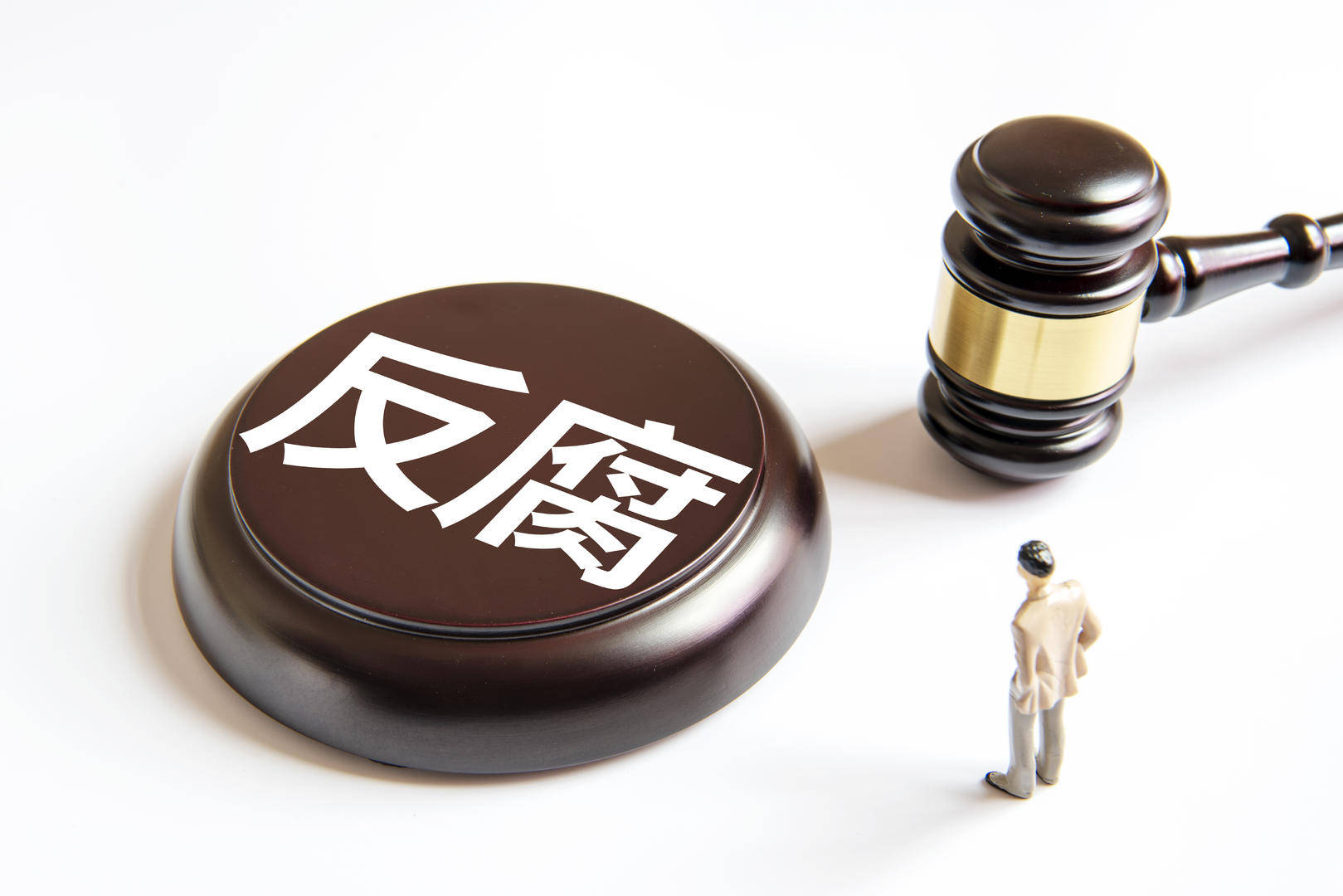 云南2名退休干部被开除党籍取消待遇，均构成严重职务违法并涉嫌受贿犯罪