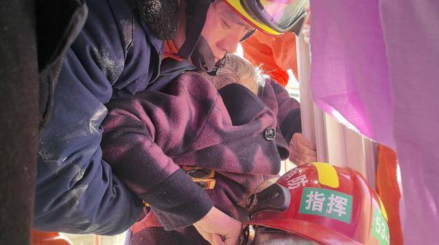 惊险!北京西城一93岁老奶奶,卡在防盗窗里摇摇欲坠……