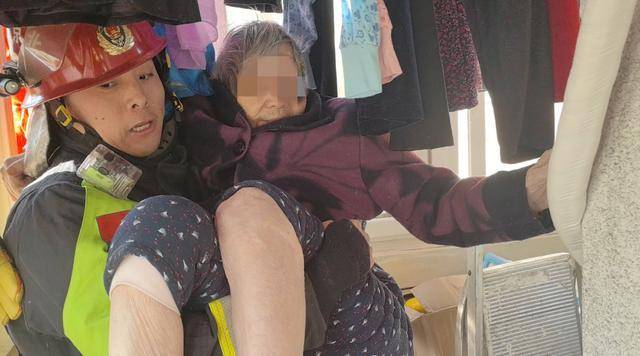 惊险!北京西城一93岁老奶奶,卡在防盗窗里摇摇欲坠……