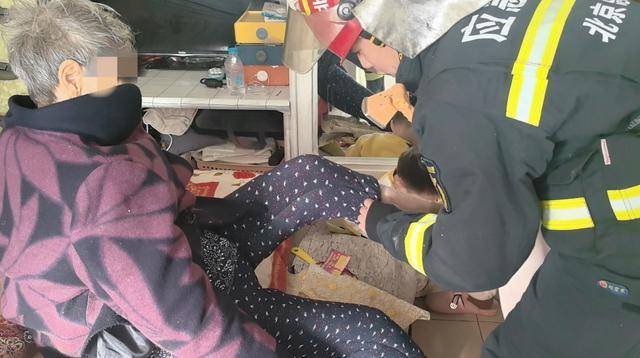 惊险!北京西城一93岁老奶奶,卡在防盗窗里摇摇欲坠……
