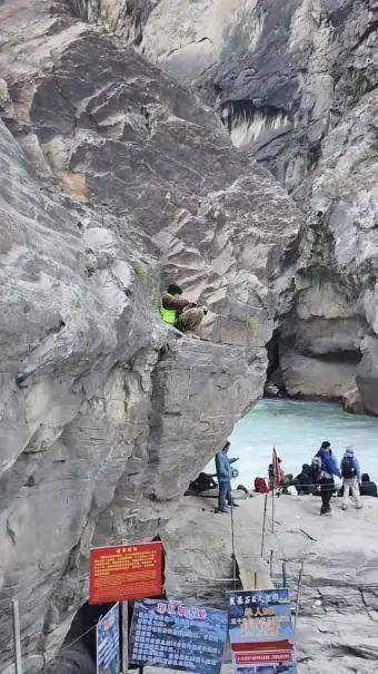 摄影师在悬崖石缝中为游客拍照,虎跳峡景区回应