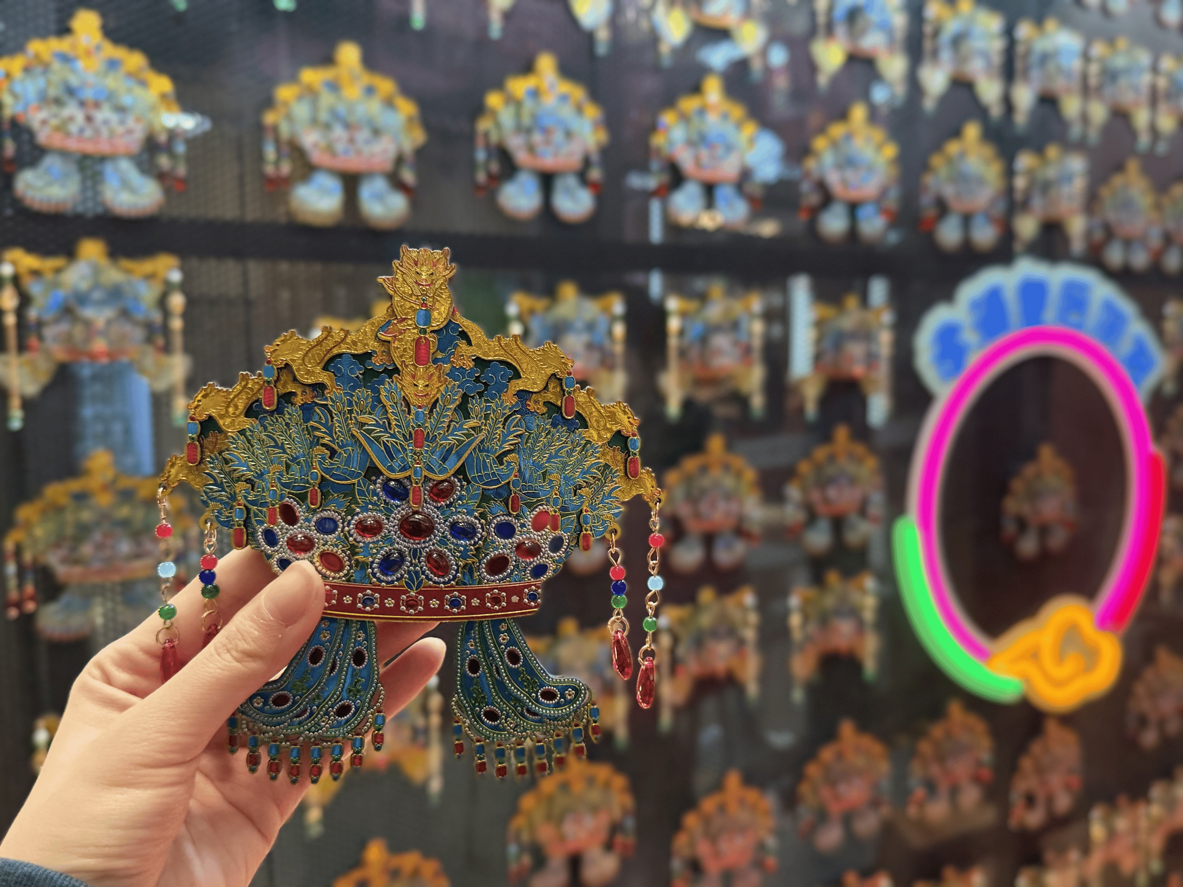 近1个月卖出7万件,“昌平牌”凤冠冰箱贴亮相线下商圈