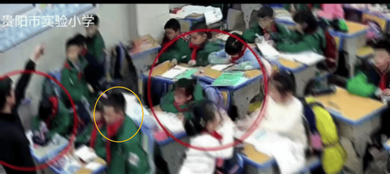8岁女生教室内遭多名同学欺凌殴打，班主任在讲台低头改作业