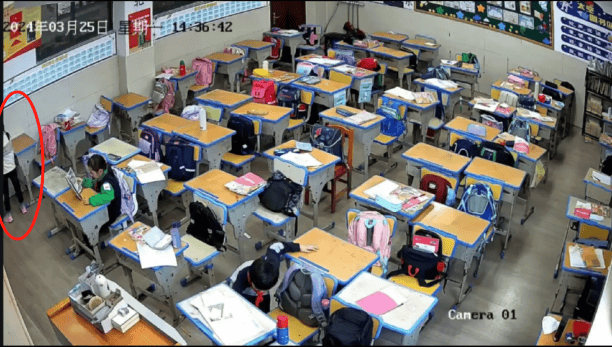 8岁女生教室内遭多名同学欺凌殴打，班主任在讲台低头改作业