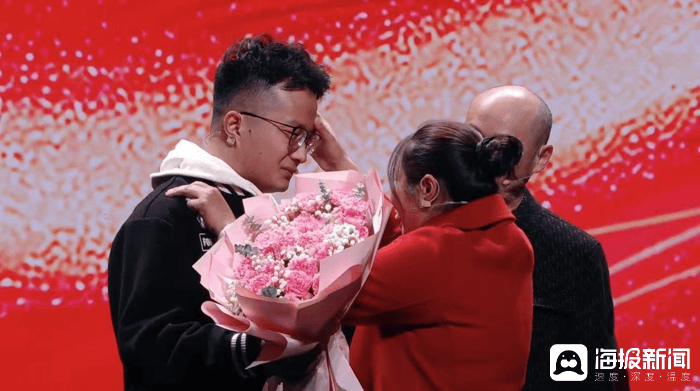 孩子丢失25年,父母亲坚持每周末到孩子丢失地等待一阵子