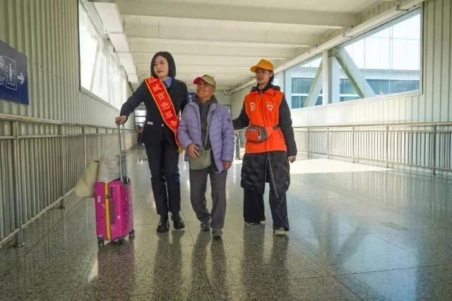 77岁老人拿手写车票乘高铁？网友：看到后续放心了