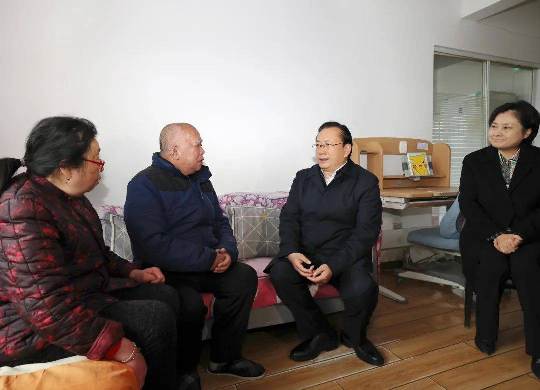 王忠林李殿勋等省领导走访慰问困难党员、烈属代表和困难群众