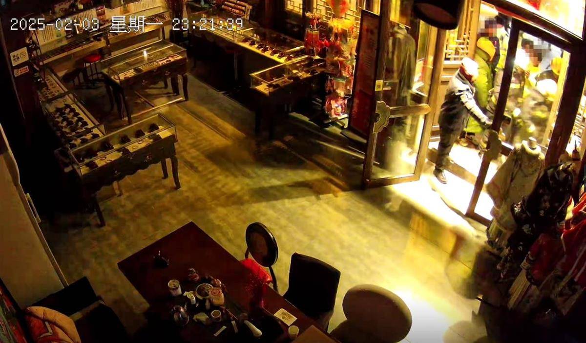 大同官方核查“店铺被撬锁开灯”事件,律师:撬锁入室涉嫌违法,且滥用行政权力