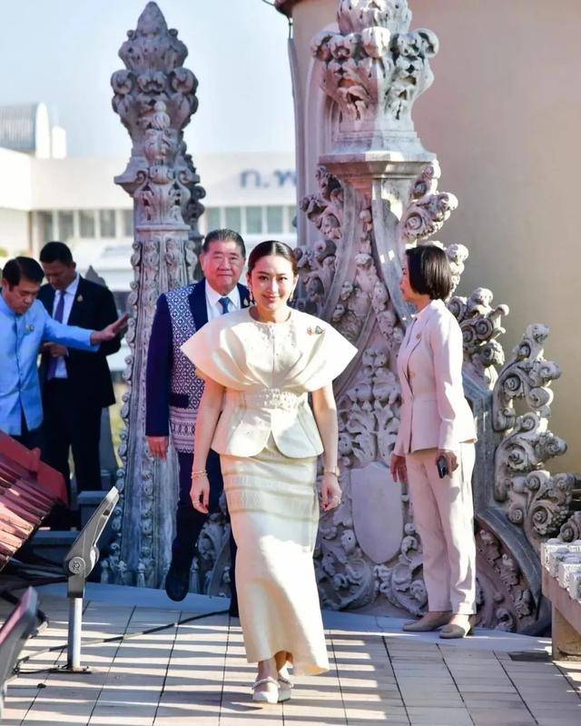 深挖 | 即将访华的泰国总理佩通坦,是他信女儿,也是“泰国第一名媛”