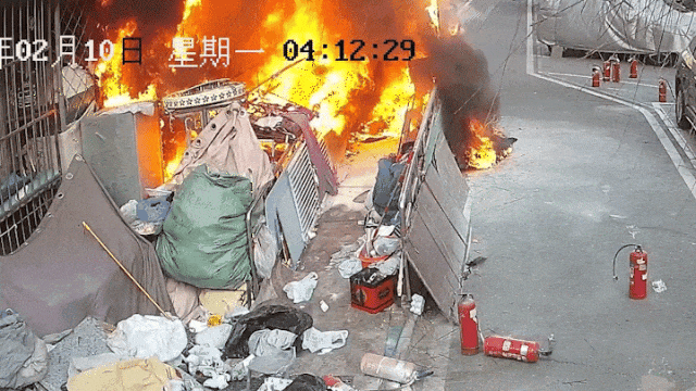 “你们不用管,出事我负责”!老人囤废品堵塞逃生路,不幸起火遇难