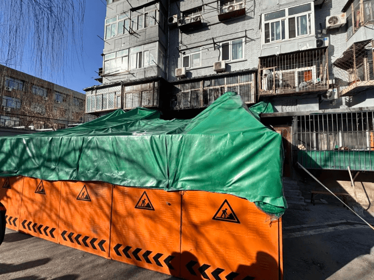 “你们不用管,出事我负责”!老人囤废品堵塞逃生路,不幸起火遇难