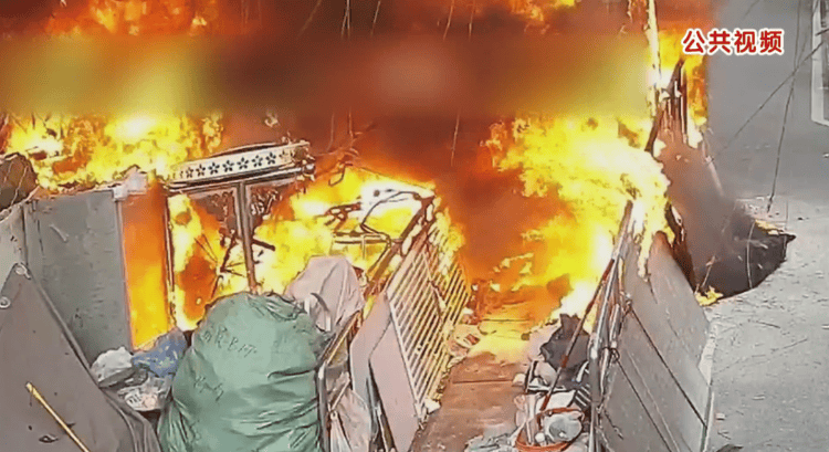 “你们不用管,出事我负责”!老人囤废品堵塞逃生路,不幸起火遇难