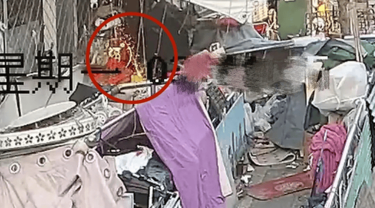 “你们不用管,出事我负责”!老人囤废品堵塞逃生路,不幸起火遇难