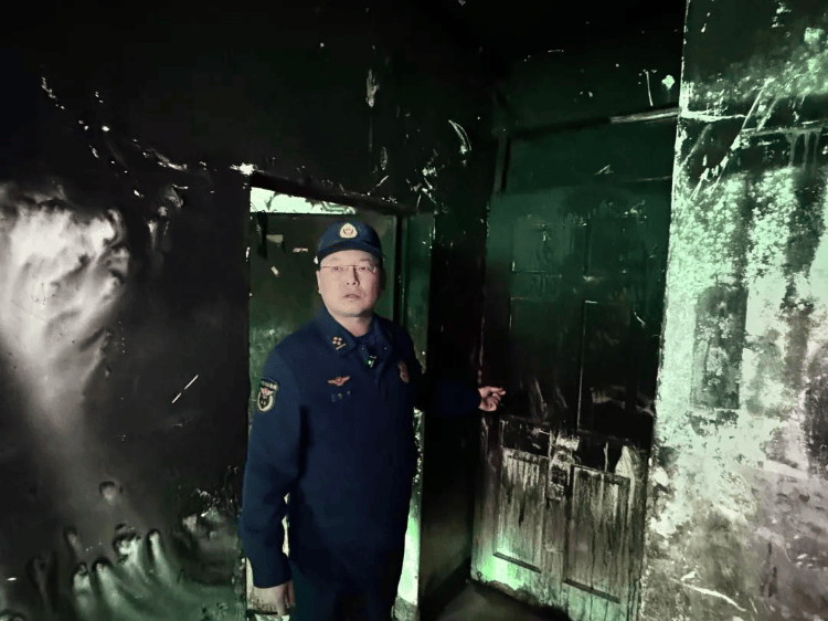 “你们不用管,出事我负责”!老人囤废品堵塞逃生路,不幸起火遇难