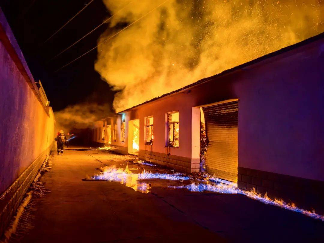 约4000箱白酒火中炸裂,主人痛失60多万!