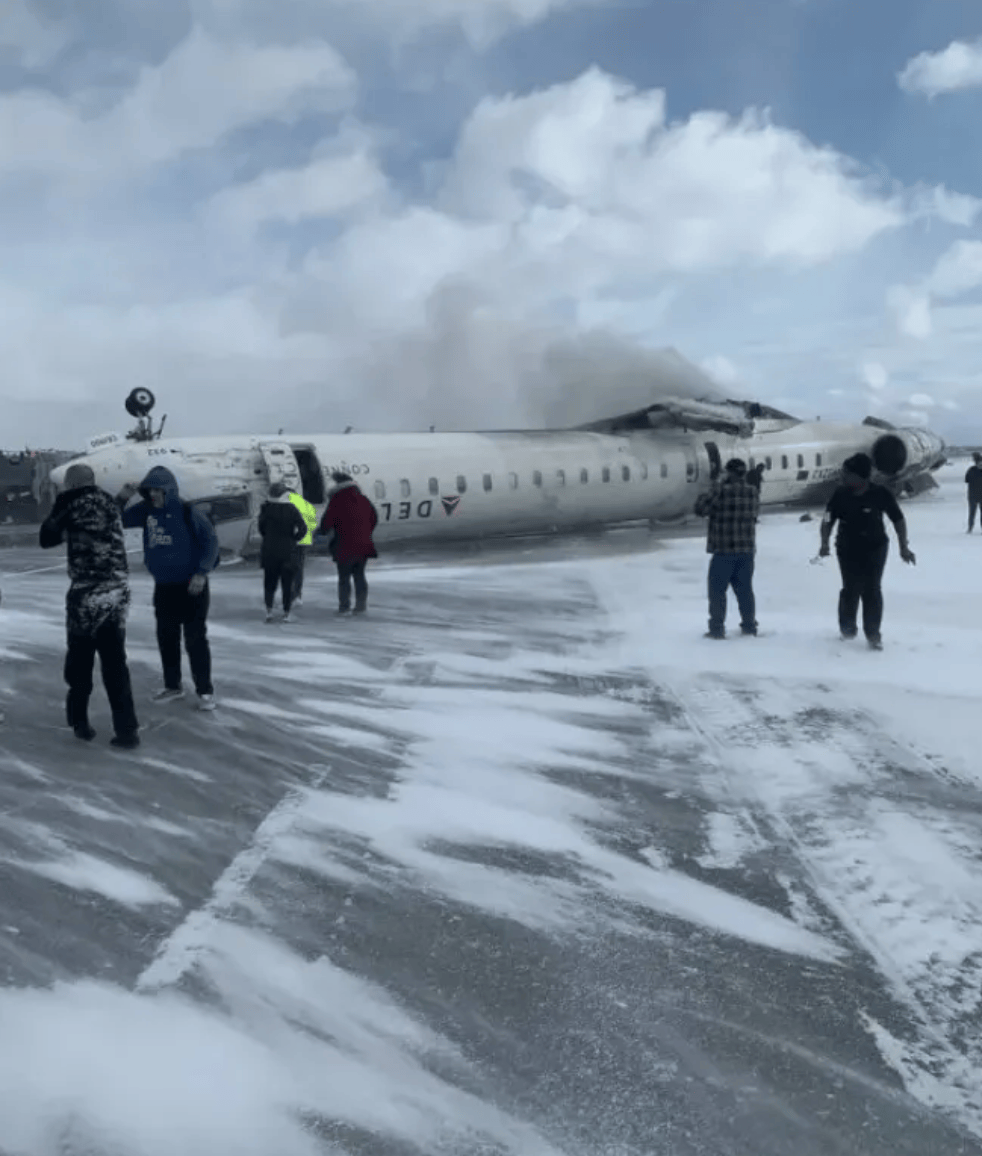 美国一客机降落时翻转倒扣!乘客意外拍下逃生瞬间,加拿大:事发时风力强劲