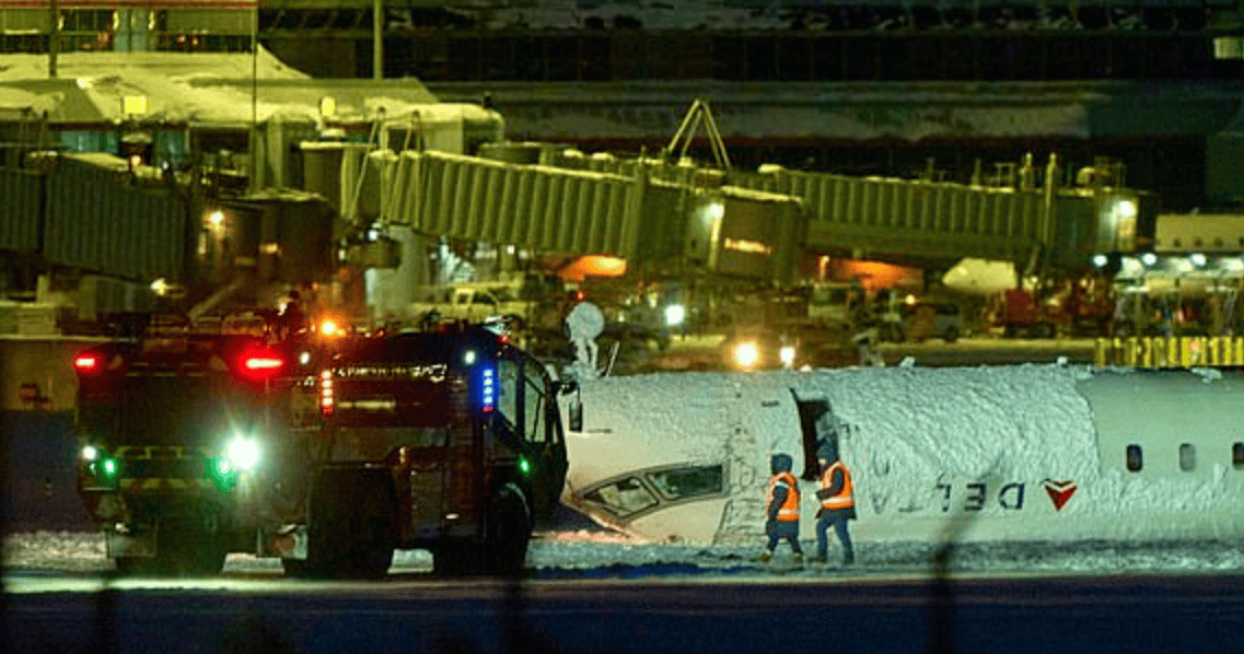 美国一客机降落时翻转倒扣!乘客意外拍下逃生瞬间,加拿大:事发时风力强劲