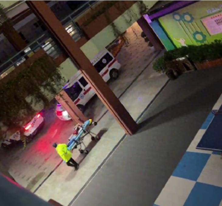 小学女老师因末位淘汰制在教室里轻生?当地教育局:警方已介入