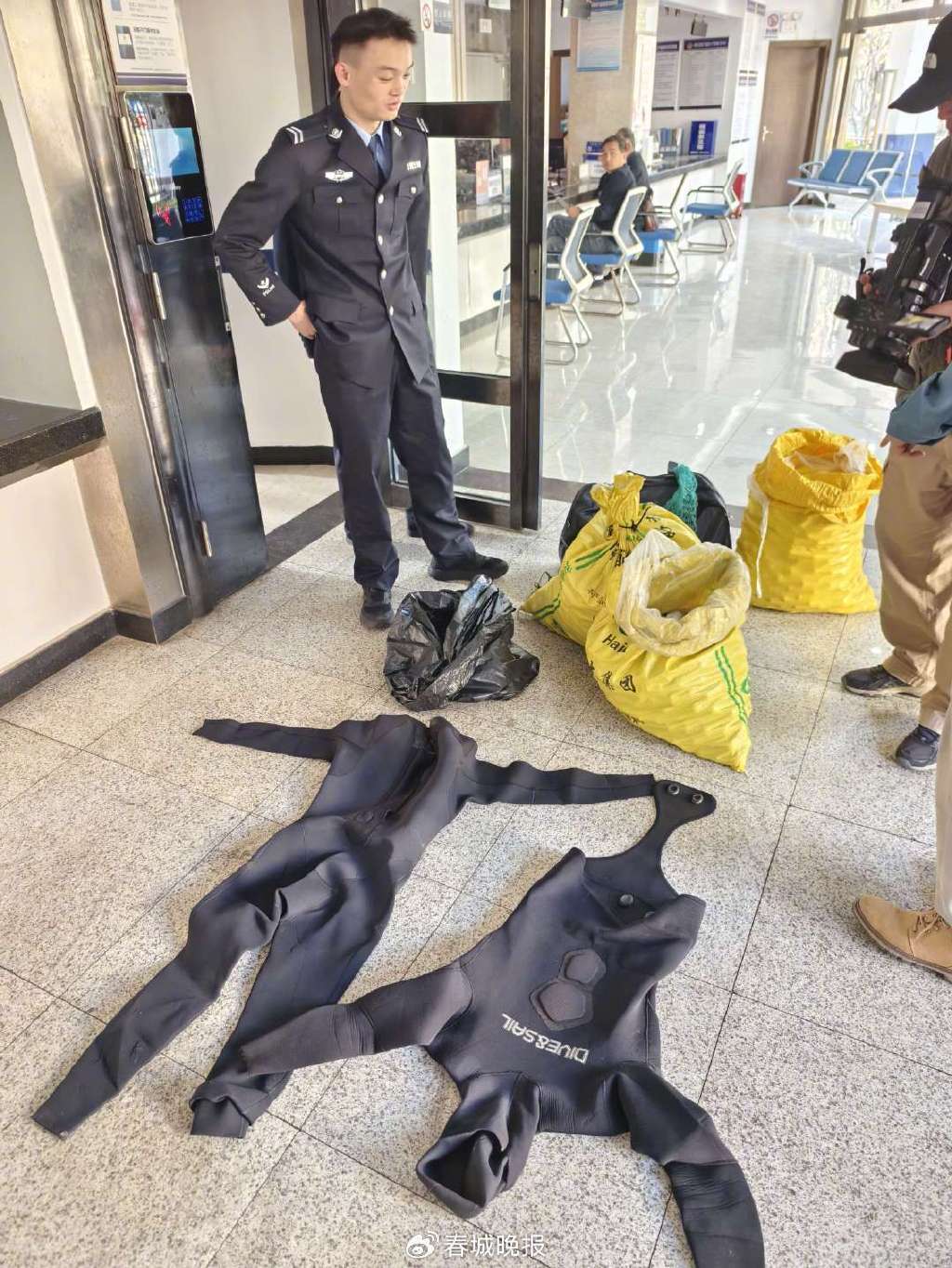 3人穿潜水服偷捞高尔夫球,警方用时4小时人赃并获