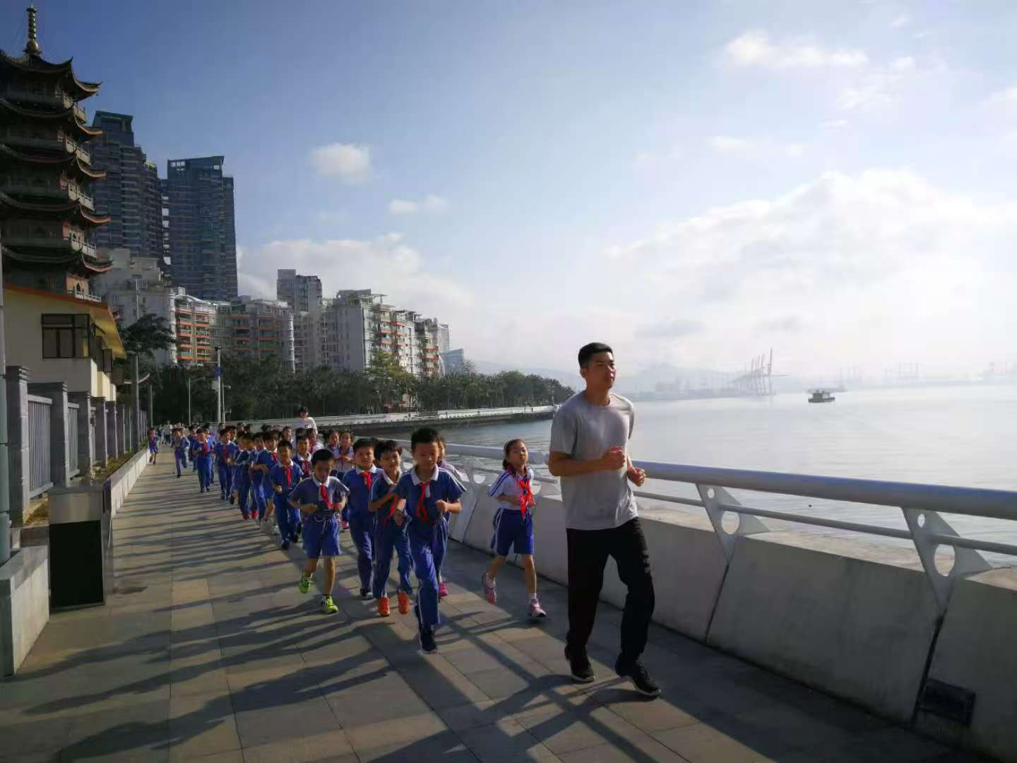 新闻分析:深圳如何让上万中小学生摘掉“小眼镜”