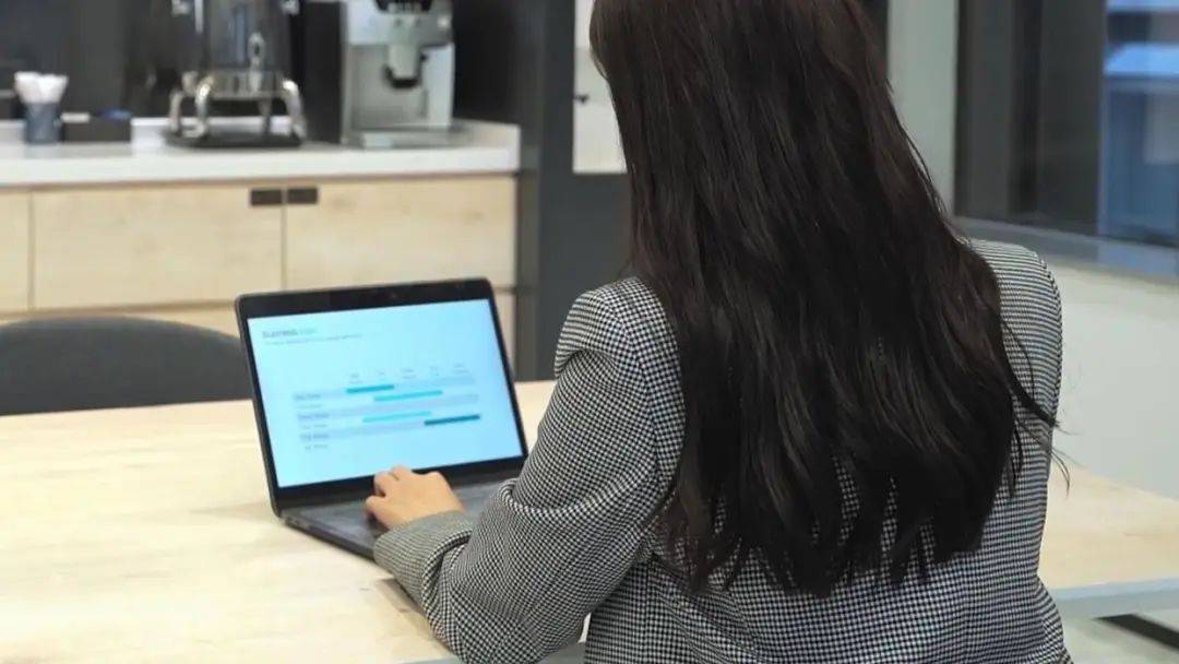 太疯狂!上海一90后财务18个月挪用1400万!大牌包堆满整个屋子…