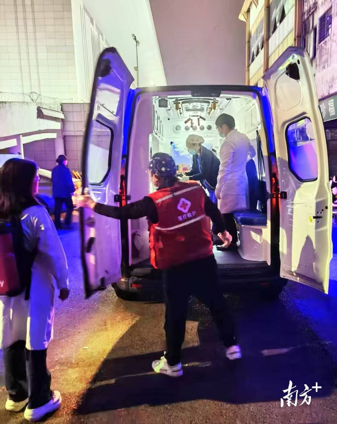 “先救命,责任我们担!”东莞东站一旅客突发心脏骤停