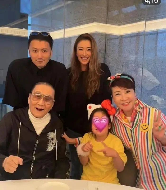 谢婷婷携谢霆锋晒一家五口合照，89岁谢贤与前妻狄波拉罕见同框
