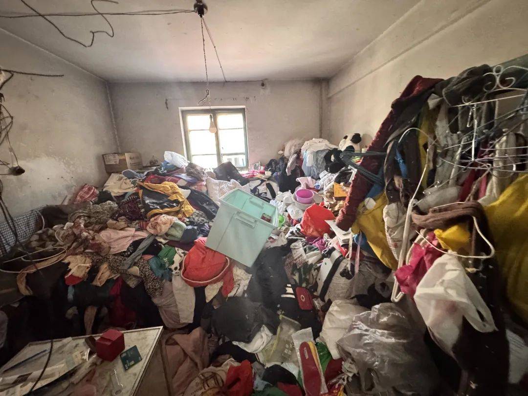 退休金超9000,91岁老人家中却“垃圾成山”!原因心酸