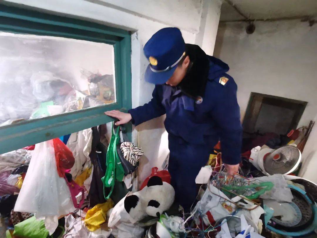 退休金超9000,91岁老人家中却“垃圾成山”!原因心酸