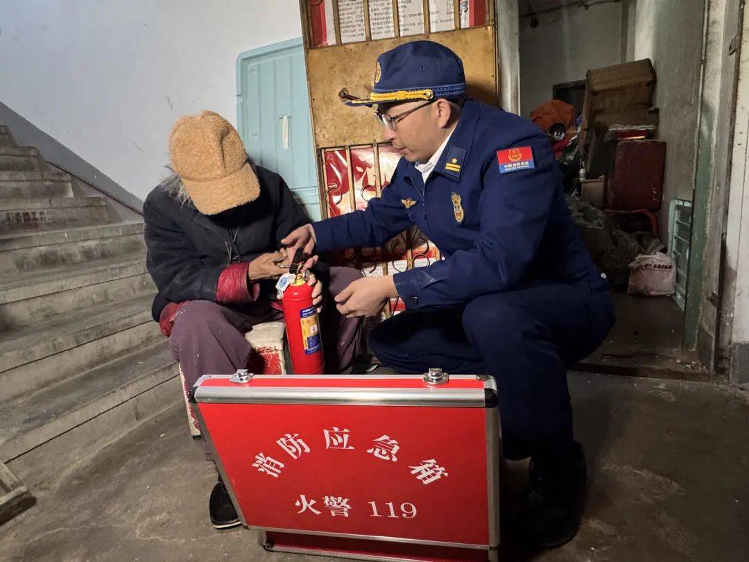 退休金超9000,91岁老人家中却“垃圾成山”!原因心酸