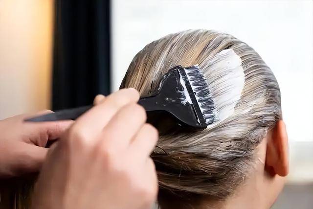 经常染发会致癌吗？频繁染发对身体有这4个伤害，大家需要牢记！