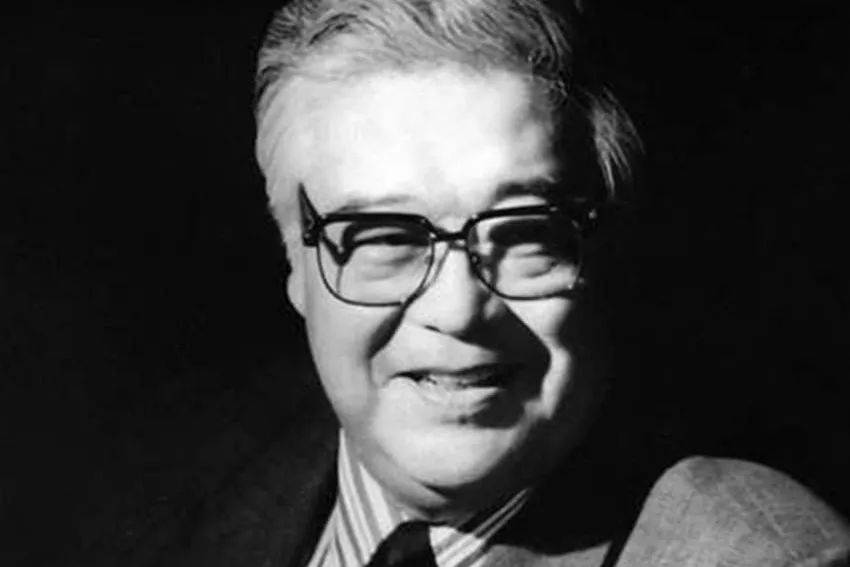 受中央领导同志委托,中宣部副部长、中央广播电视总台台长慎海雄一行,前往北京电影制片厂,深切悼念于洋同志