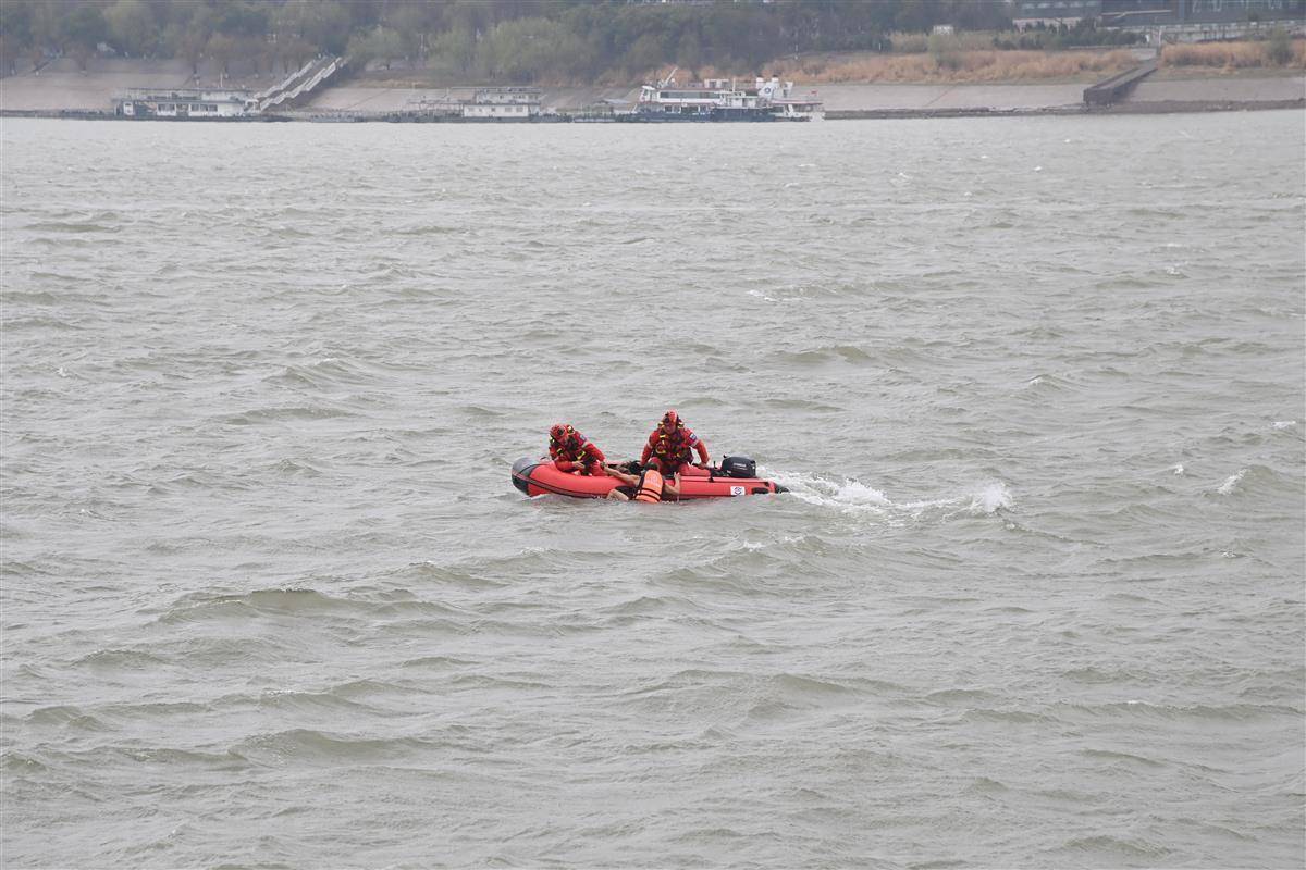 “江城平安号”船艇上,吴天祥、刘威威等被聘为“长江义警”