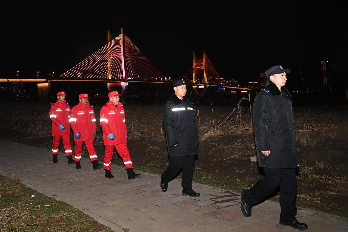 “江城平安号”船艇上,吴天祥、刘威威等被聘为“长江义警”