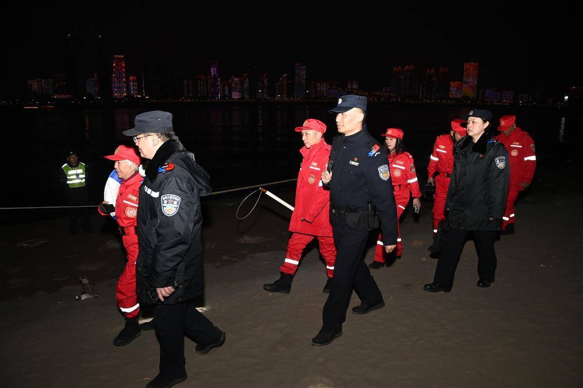 “江城平安号”船艇上,吴天祥、刘威威等被聘为“长江义警”