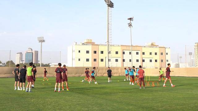 国足迪拜集训冲刺世预赛 伊万招新考察年轻球员强化战术