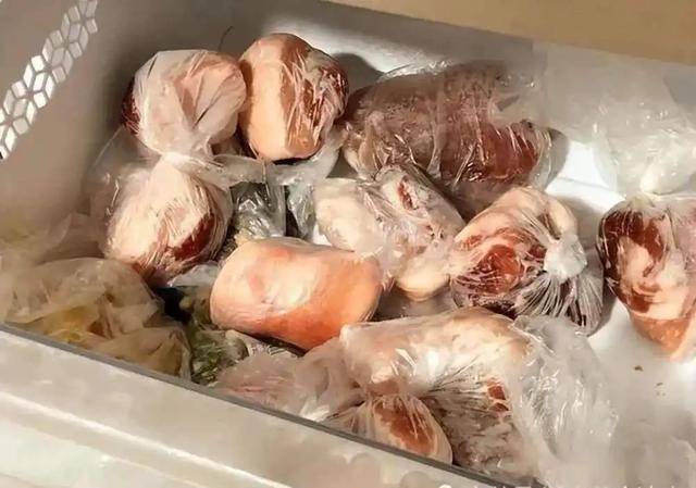 长期吃久冻的肉危害大?冰箱里的肉冻多久就不能吃了?医生说清楚