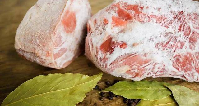 长期吃久冻的肉危害大?冰箱里的肉冻多久就不能吃了?医生说清楚