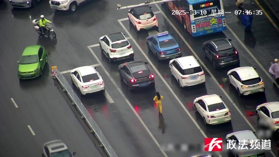 女子在车流中穿行,看见交警后竟直接跳到他身上