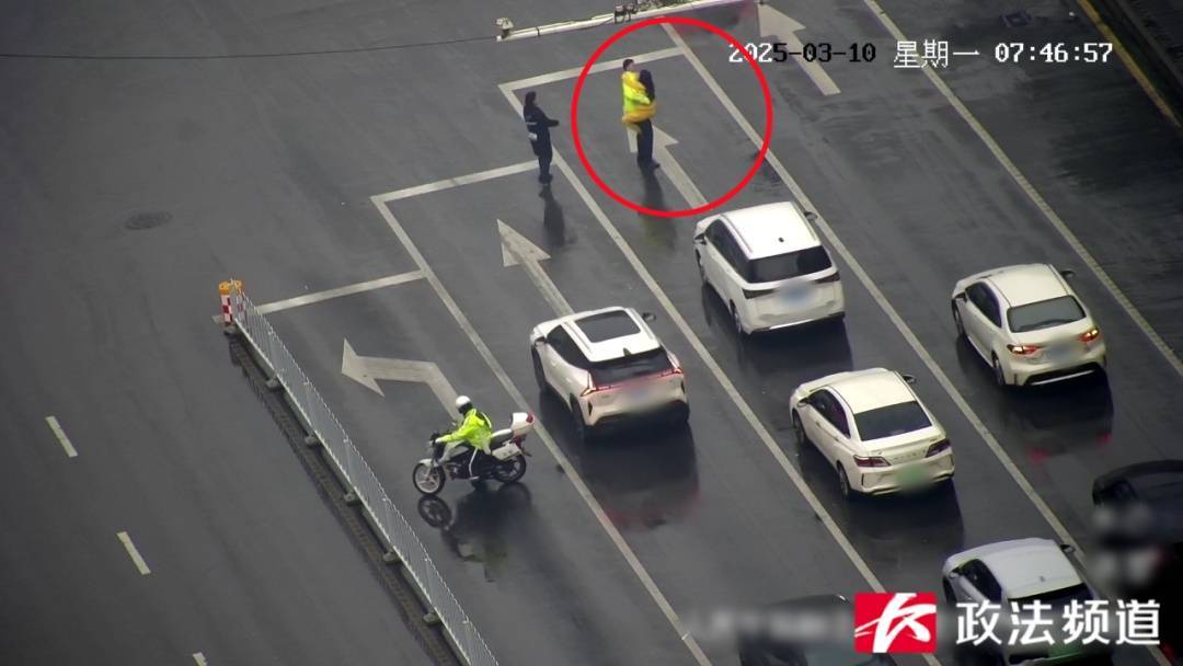 女子在车流中穿行,看见交警后竟直接跳到他身上