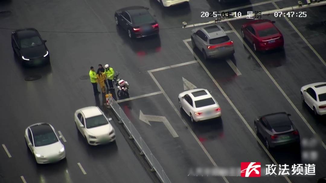 女子在车流中穿行,看见交警后竟直接跳到他身上