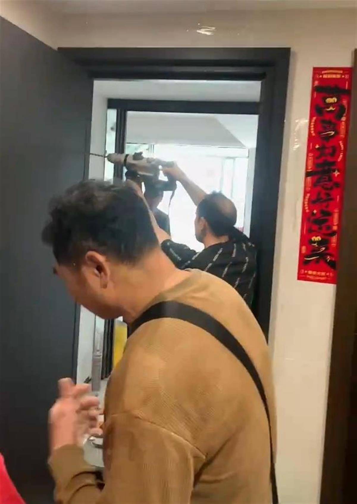 佛山一小区有人疑似装修“骨灰房”,警方已介入,律师:邻居们可起诉侵权