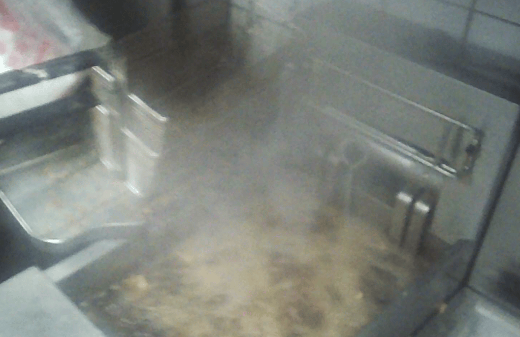 卧底华莱士两家门店:过期食材换签续命,炸油酸价超标易引腹泻