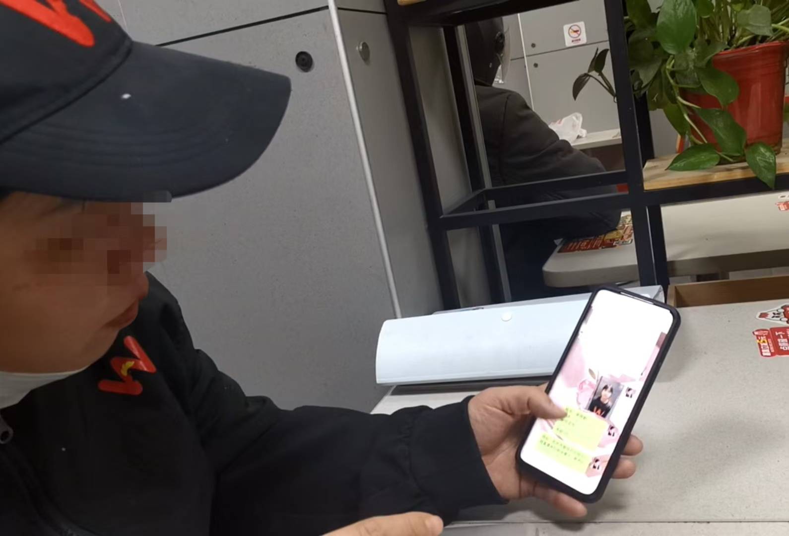 卧底华莱士两家门店:过期食材换签续命,炸油酸价超标易引腹泻