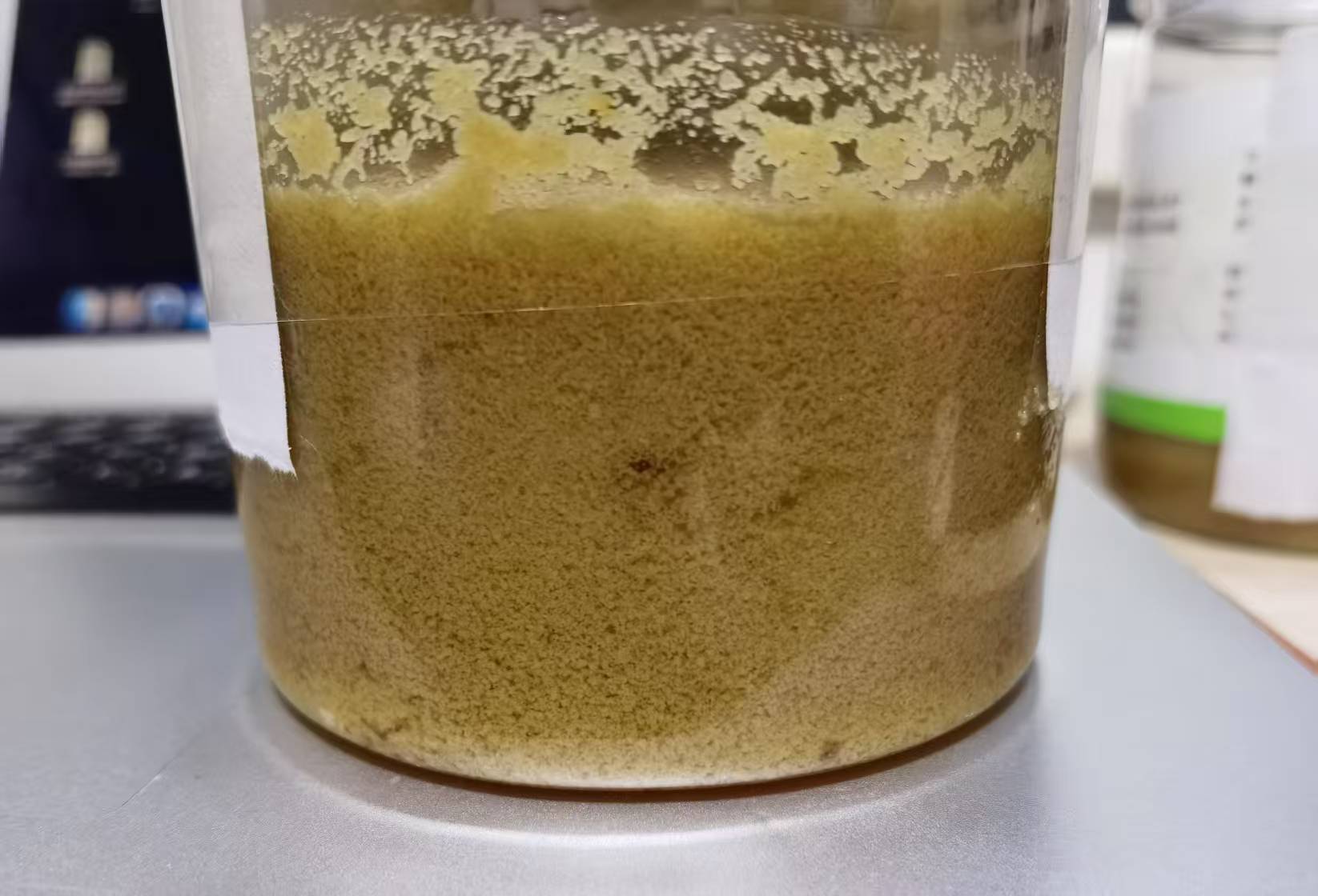 卧底华莱士两家门店:过期食材换签续命,炸油酸价超标易引腹泻